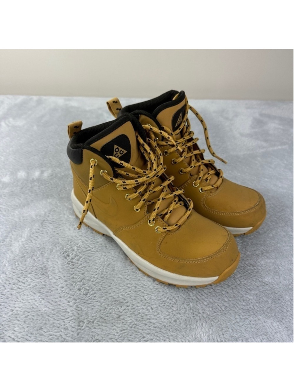 Nike ACG Manoa Leather Boots Haystack Size 4.5Y